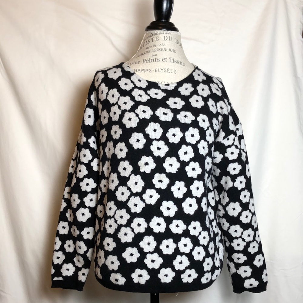 SWEATER BK WHT FLOWER LG